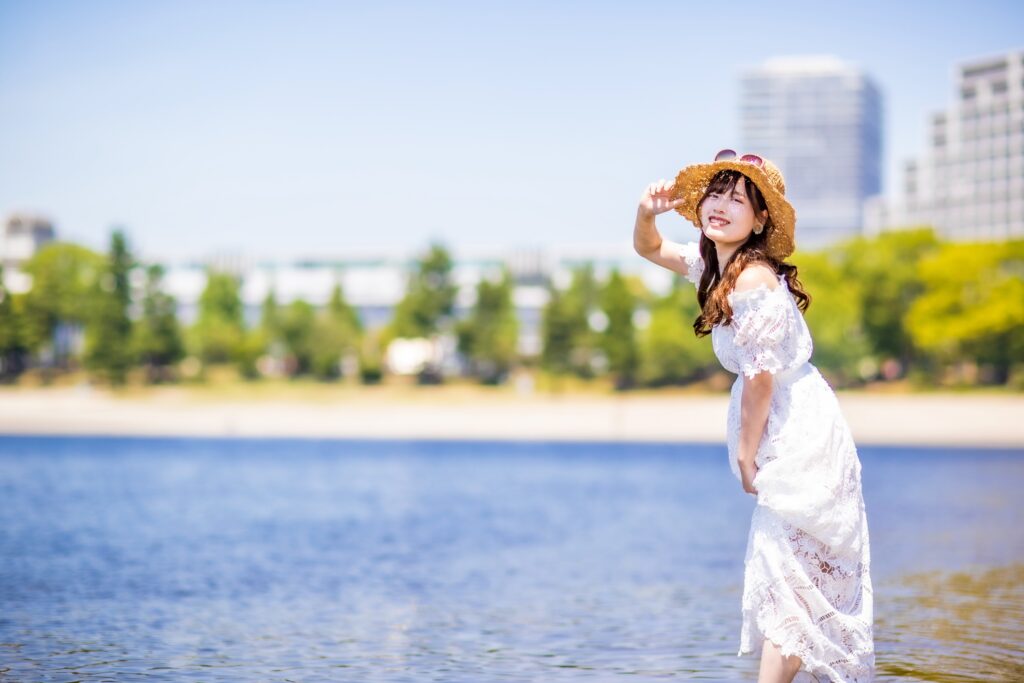 スラウチハットの女性